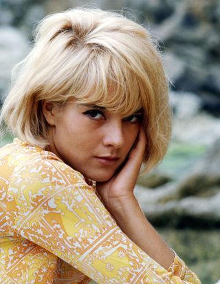 10 clichés vintage qui prouvent que Sylvie Vartan est l'inspiration beauté de cet automne 