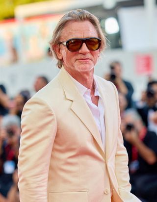 À Venise, Daniel Craig surprend avec ses cheveux longs 