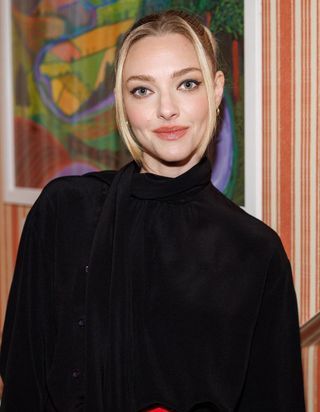Ce gloss qu’Amanda Seyfried ne quitte pas depuis plus de 20 ans 