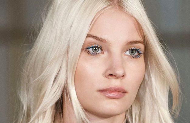 Cette couleur de mascara sera partout cet été (et ce n’est pas le noir)