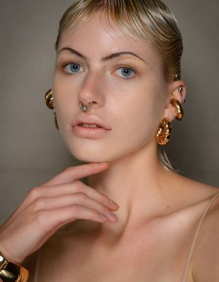 Cette technique de maquillage virale permet d’affiner son nez en quelques coups de pinceaux