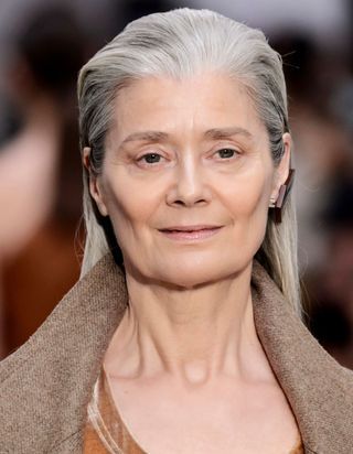 Cheveux gris : 3 conseils qui rajeunissent selon les coiffeurs 