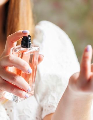 Coaching beauté : comment se parfumer sans risquer de tacher sa peau au soleil ?