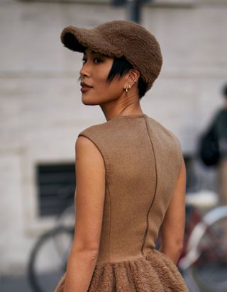 Coaching beauté : la casquette peut-elle accentuer la chute de mes cheveux ?