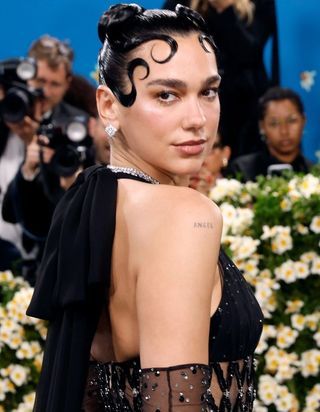 Dua Lipa relance cette tendance manucure inattendue (et on ne l’avait pas vu venir)