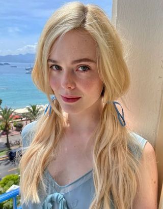 Elle Fanning : son clin d’œil capillaire ultra chic à Brigitte Bardot