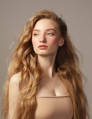 GHD imagine l'outil indispensable pour créer des « beach waves » cet été