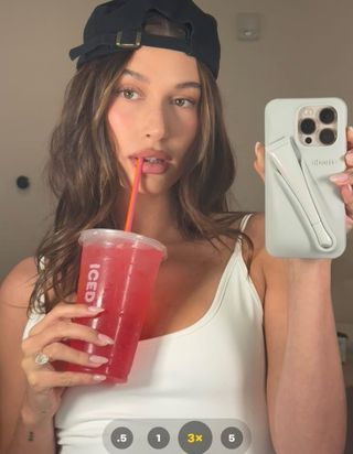 Hailey Bieber succombe aux « Ice Cream Nails », la manucure la plus cool de l’été