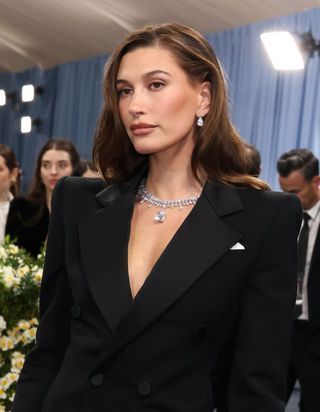 La marque d’Hailey Bieber rachetée pour 1 milliard de dollars : pourquoi Rhode fascine autant ?