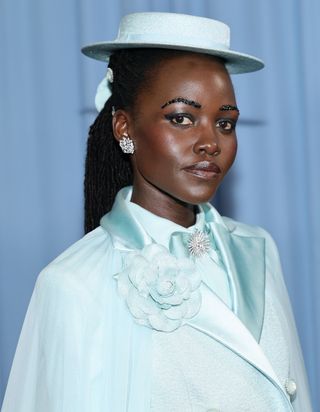 Met Gala 2025 : Lupita Nyong’o brille sur le tapis rouge avec des sourcils en strass