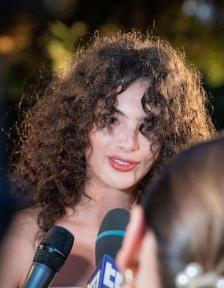 Ressemblance frappante : Deva Cassel mise sur la coiffure signature de Monica Bellucci