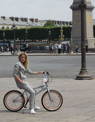 Une journée avec Camille Rowe, égérie Princesse Tam.Tam